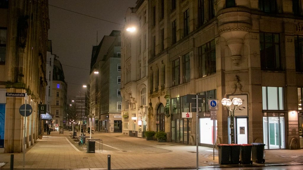 Leerer Ratssaal in einer deutschen Kommune, dokumentarische Aufnahme.
